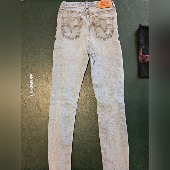 Outfit for Girls - Levi Jeans and Nike T-shirt - Picture 10 of 11